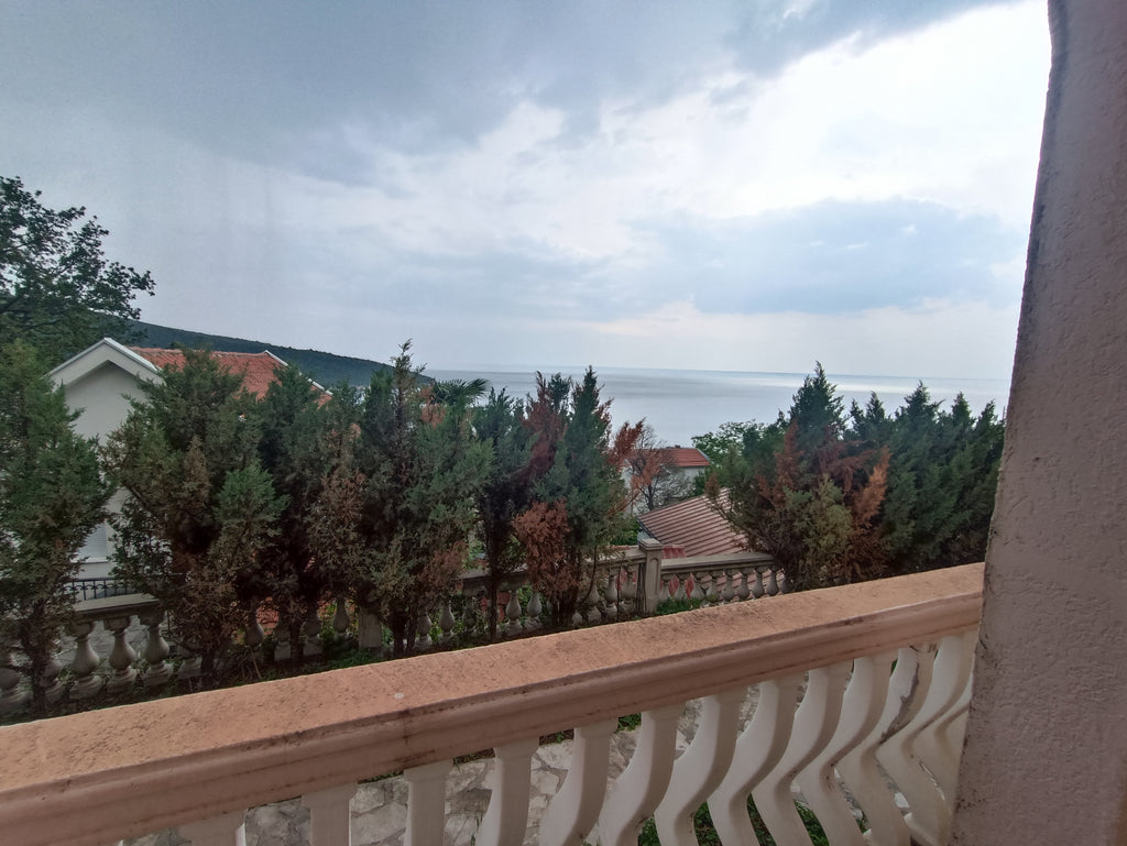 Дом с бассейном и красивым видом на море