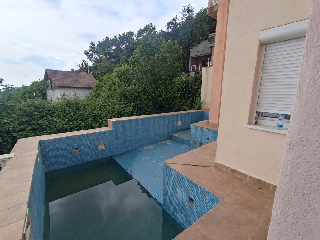 Дом с бассейном и красивым видом на море