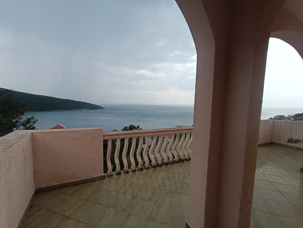 Дом с бассейном и красивым видом на море