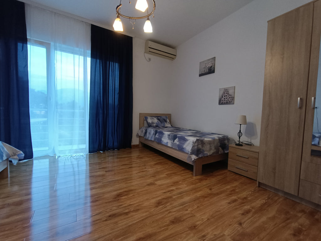 Комплекс с апартаментами и домиком в сосновом бору в 200м от моря