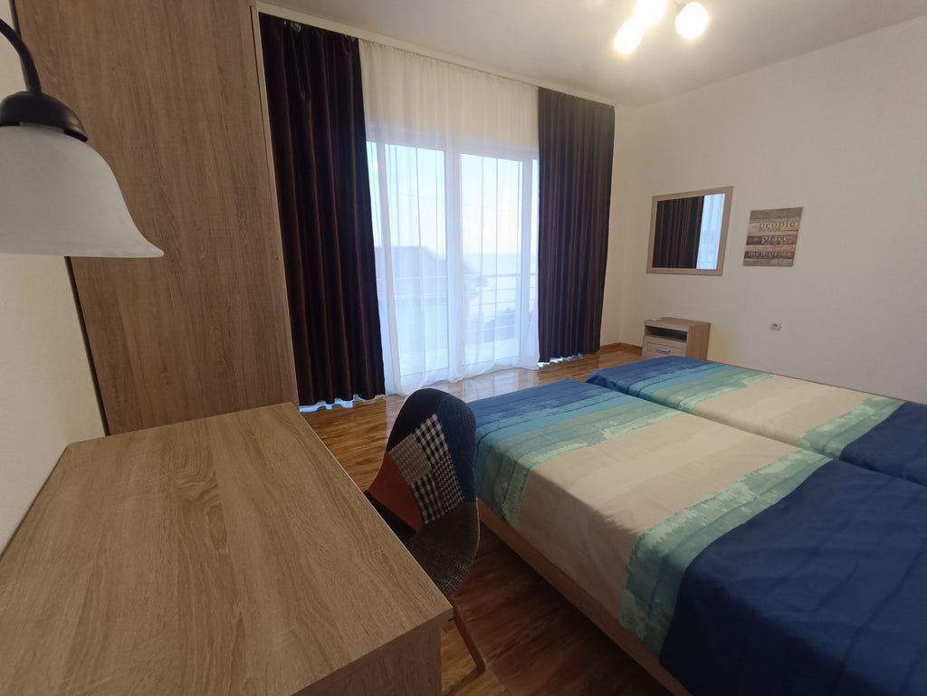Комплекс с апартаментами и домиком в сосновом бору в 200м от моря