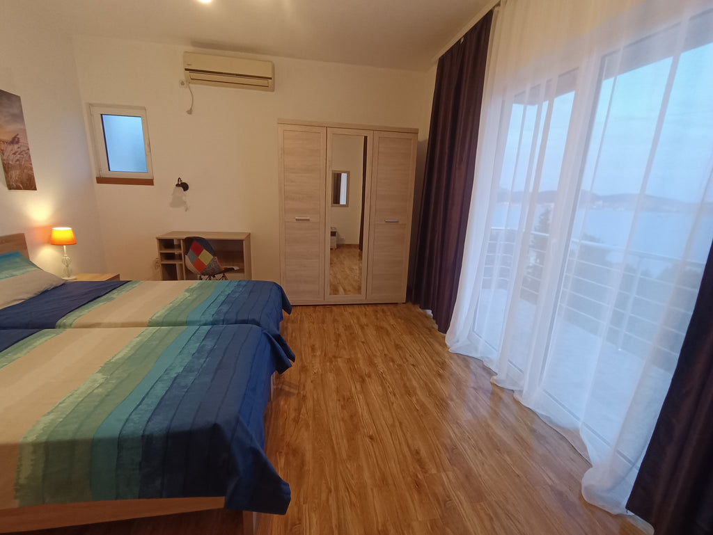 Комплекс с апартаментами и домиком в сосновом бору в 200м от моря