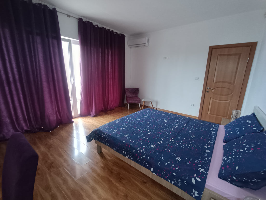 Комплекс с апартаментами и домиком в сосновом бору в 200м от моря