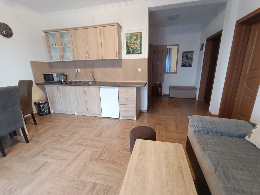 Комплекс с апартаментами и домиком в сосновом бору в 200м от моря