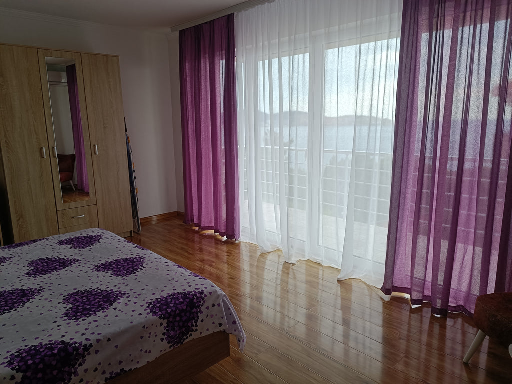 Комплекс с апартаментами и домиком в сосновом бору в 200м от моря