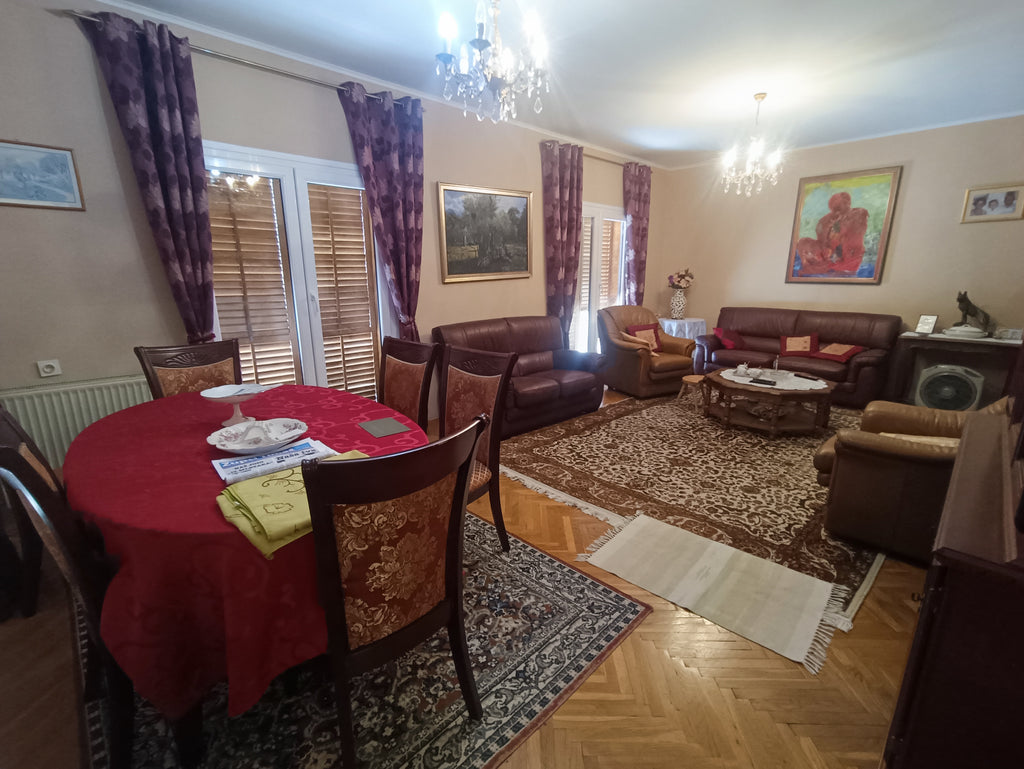 Дом с красивым видом и большим участком в пригороде Бара