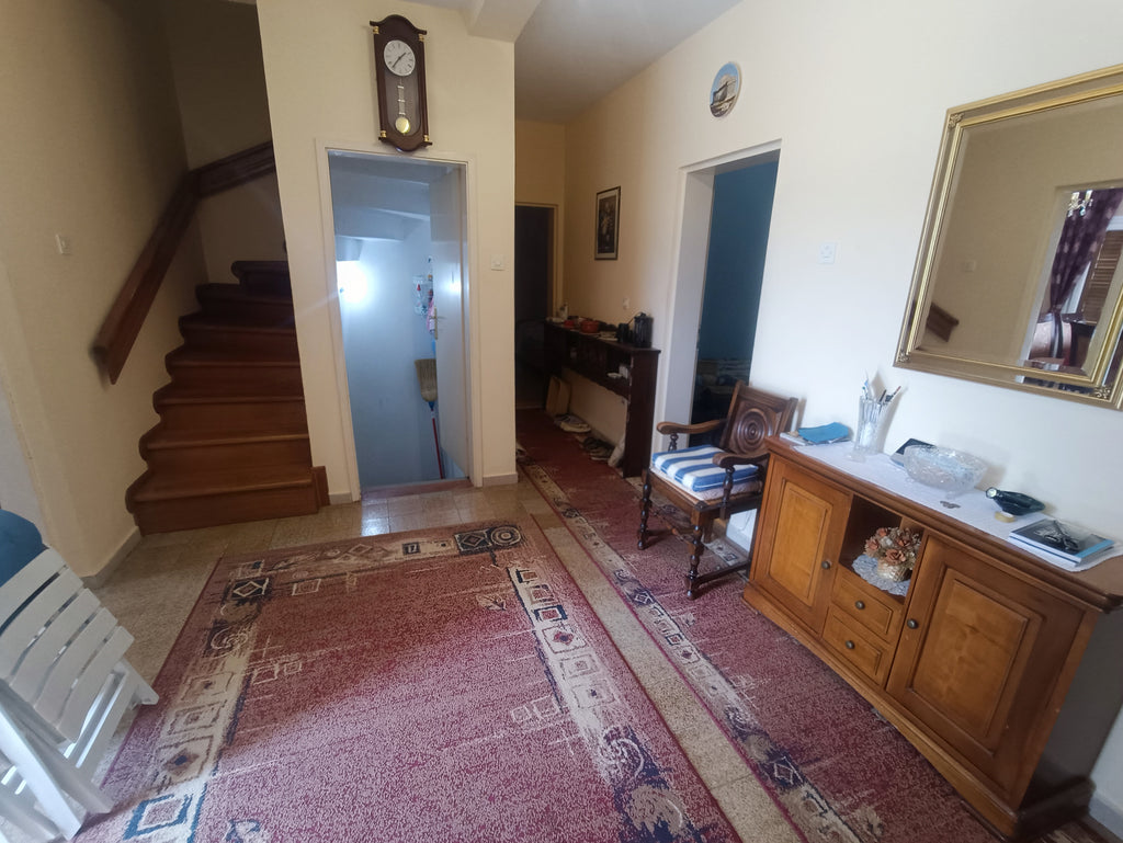 Дом с красивым видом и большим участком в пригороде Бара