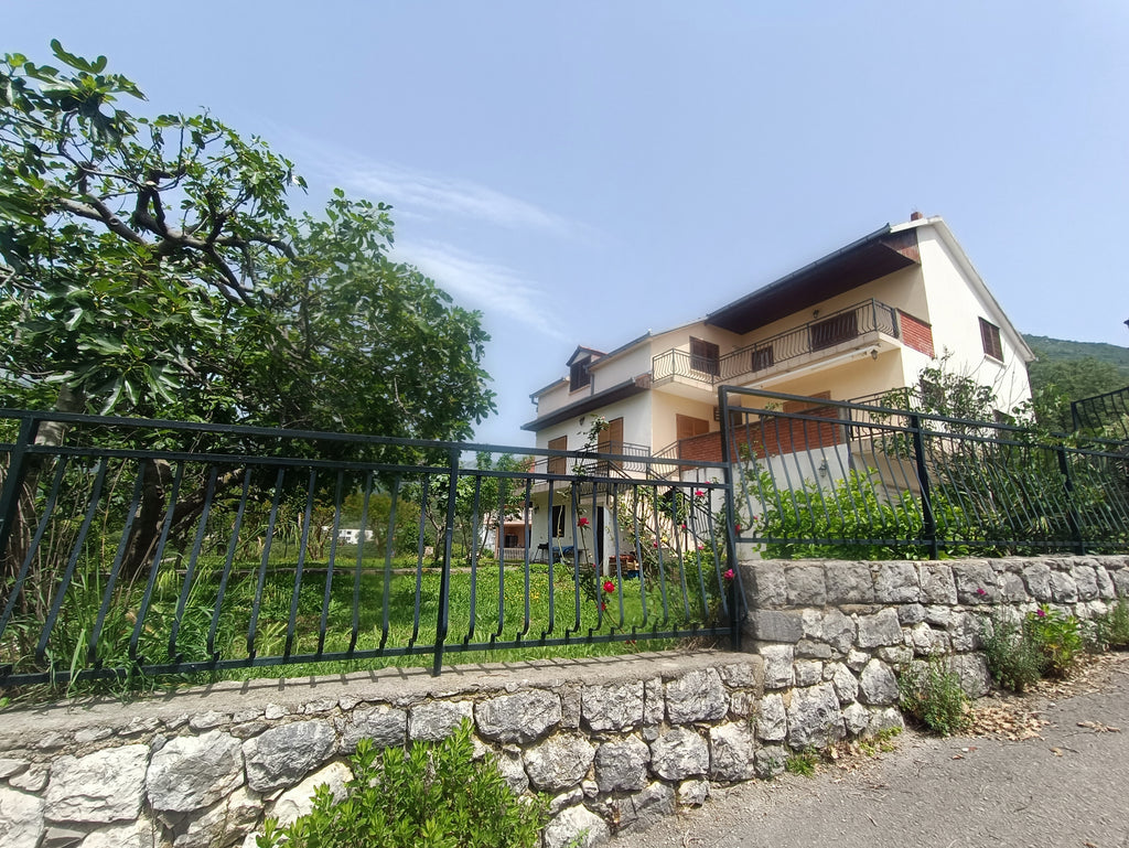 Дом с красивым видом и большим участком в пригороде Бара