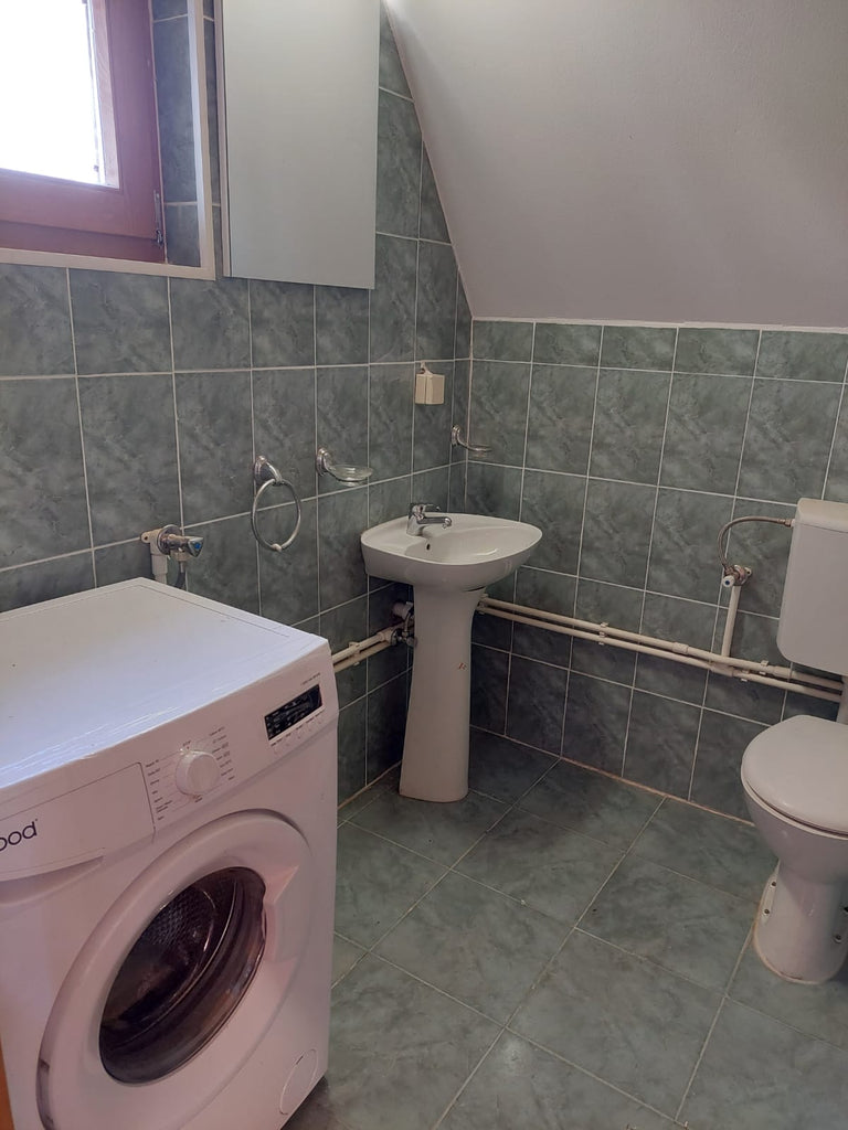 Три дома в 2 км от центра г.Жабляк