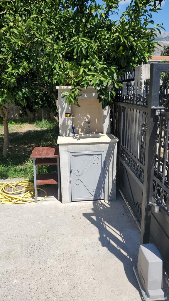 Дом с 3 апартаментами в пригороде г.Бар