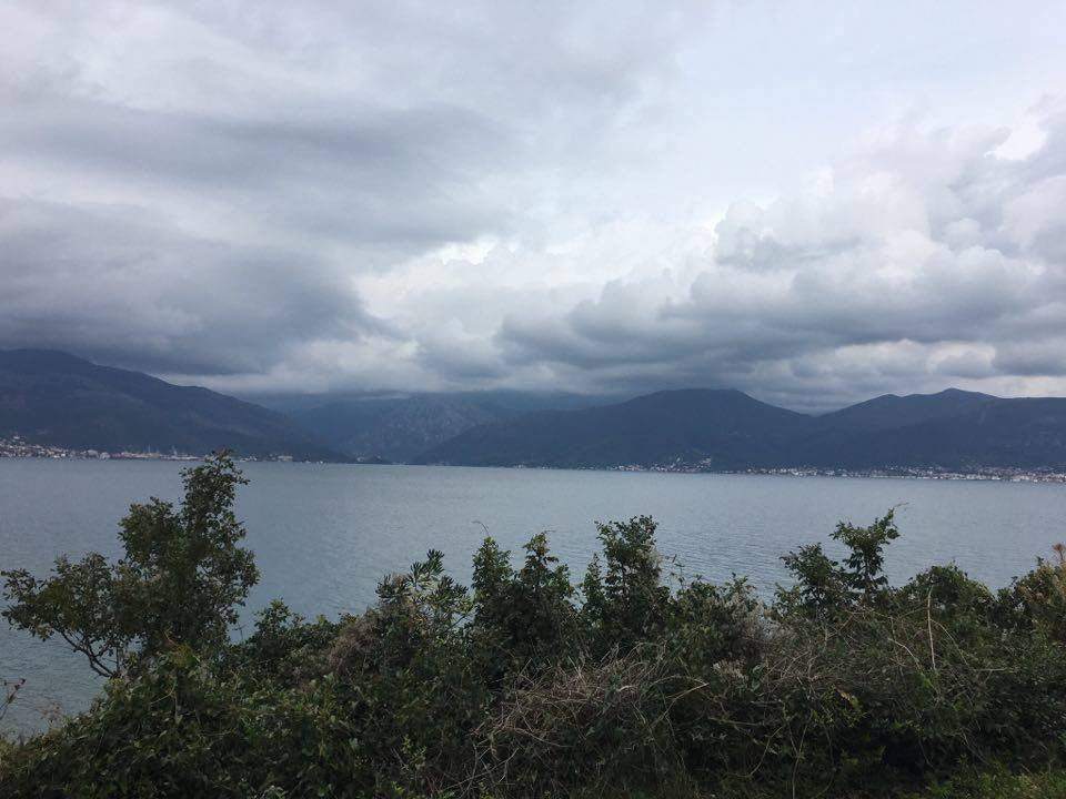 Большой земельный участок у самого моря в местечке Крашичи, община Тиват