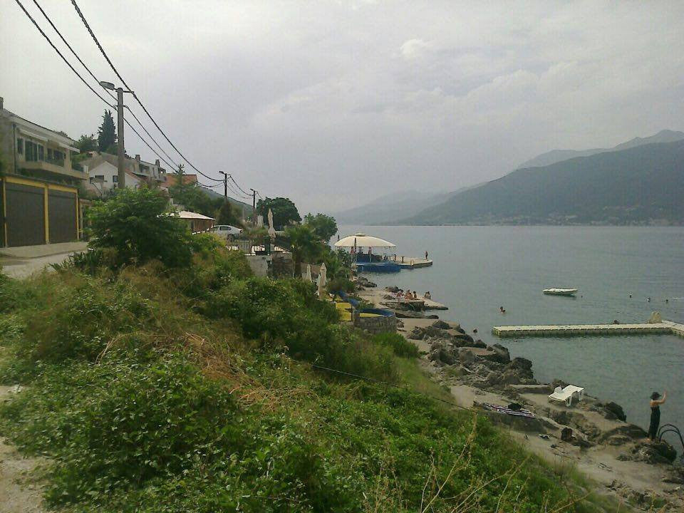Большой земельный участок у самого моря в местечке Крашичи, община Тиват