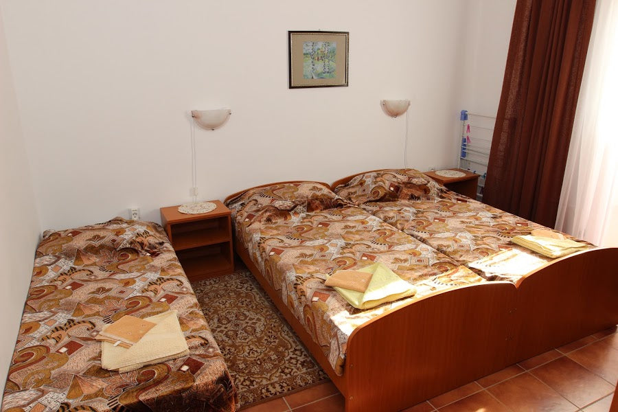 Дом с апартаментами в 200 м от моря