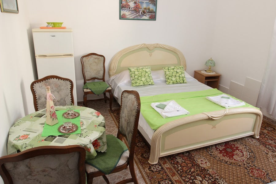 Дом с апартаментами в 200 м от моря