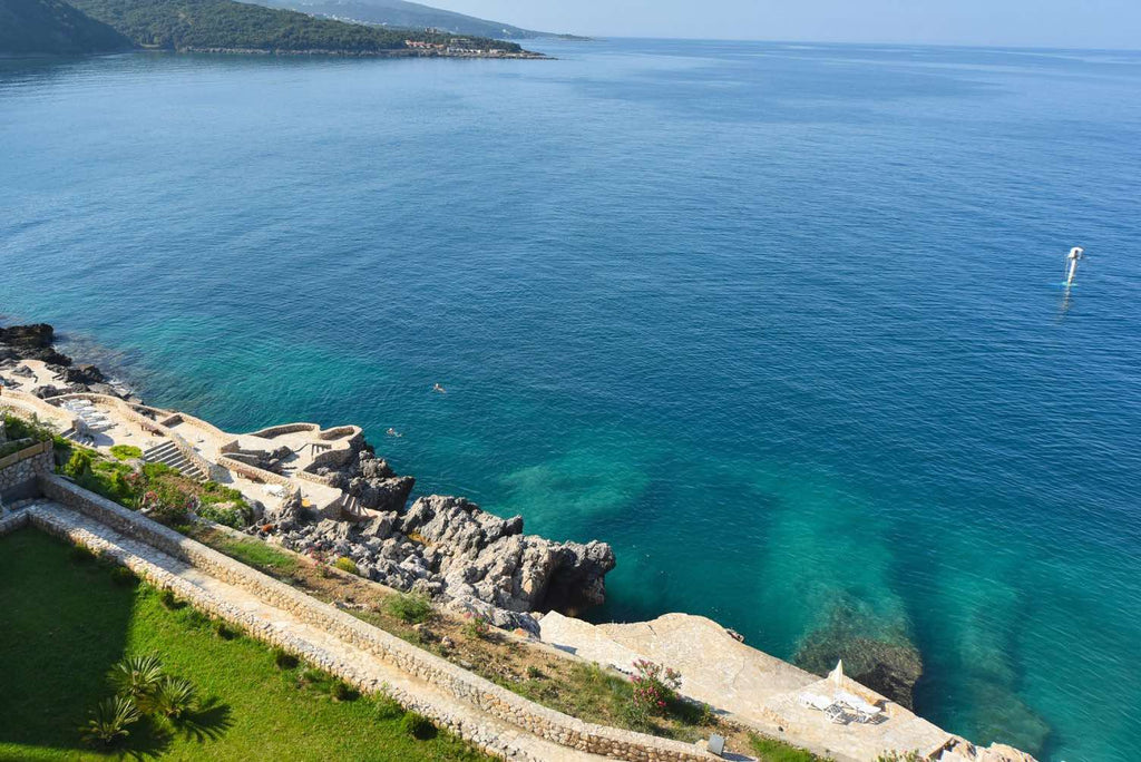 Комфортабельные апартаменты в комплексе с бассейном у моря, первая линия
