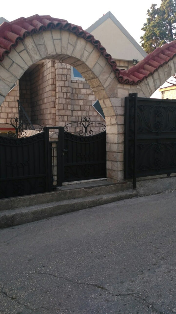 Дом с бассейном в пригороде г.Бар