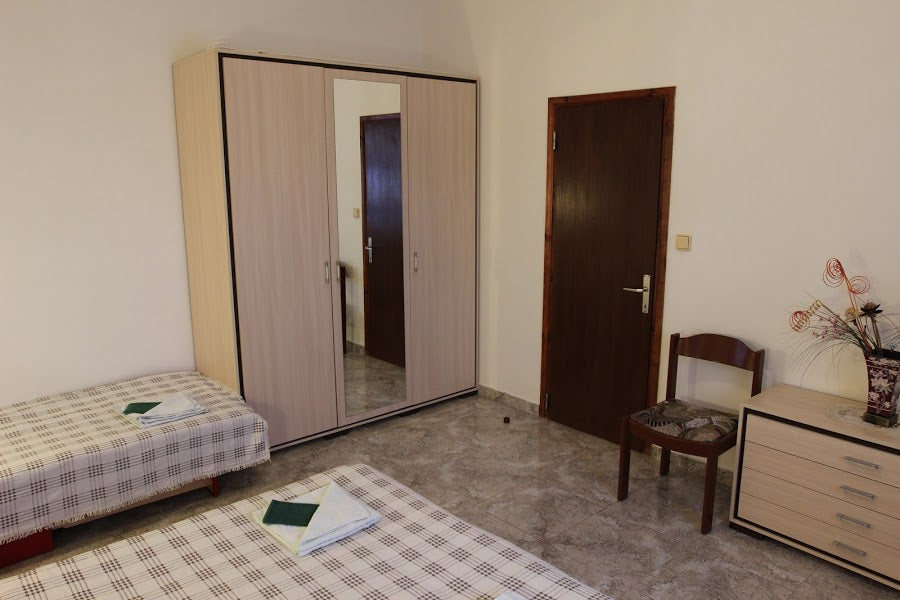 Дом с апартаментами в 200 м от моря