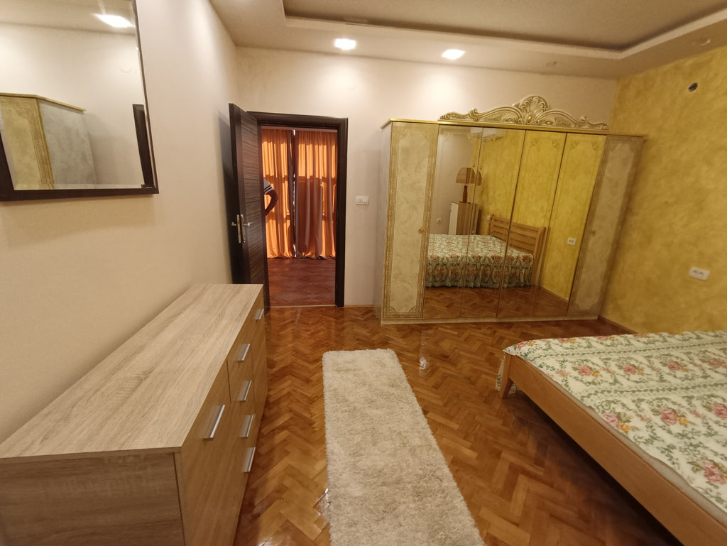 Старинный каменный дом и гостевой дом на одном участке в г.Бар