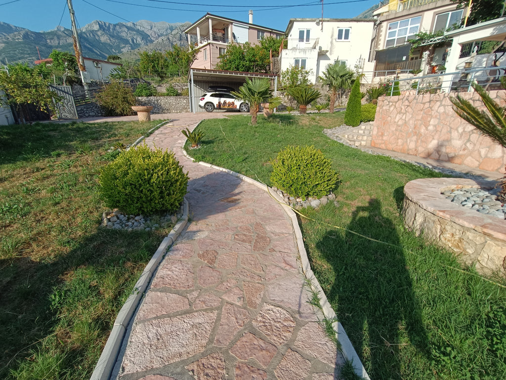 Старинный каменный дом и гостевой дом на одном участке в г.Бар