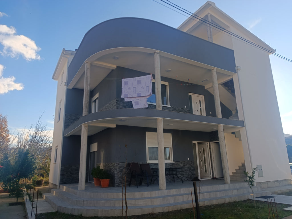 Новый дом в пригороде Бара. Возможна продажа по квартирам.
