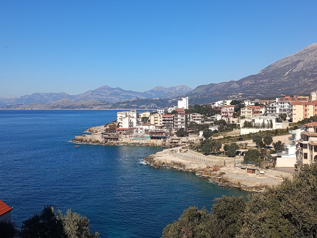 Дом с участком и проектом виллы в 50м от моря