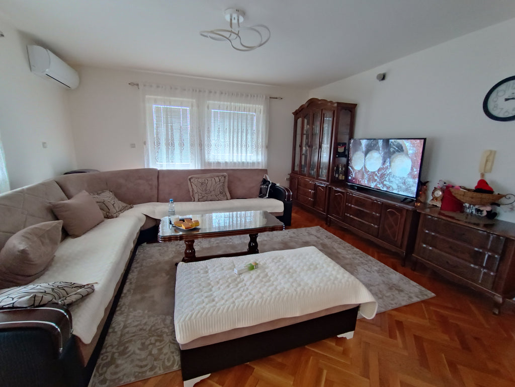 Дом с апартаментами + гостевой дом в г.Бар