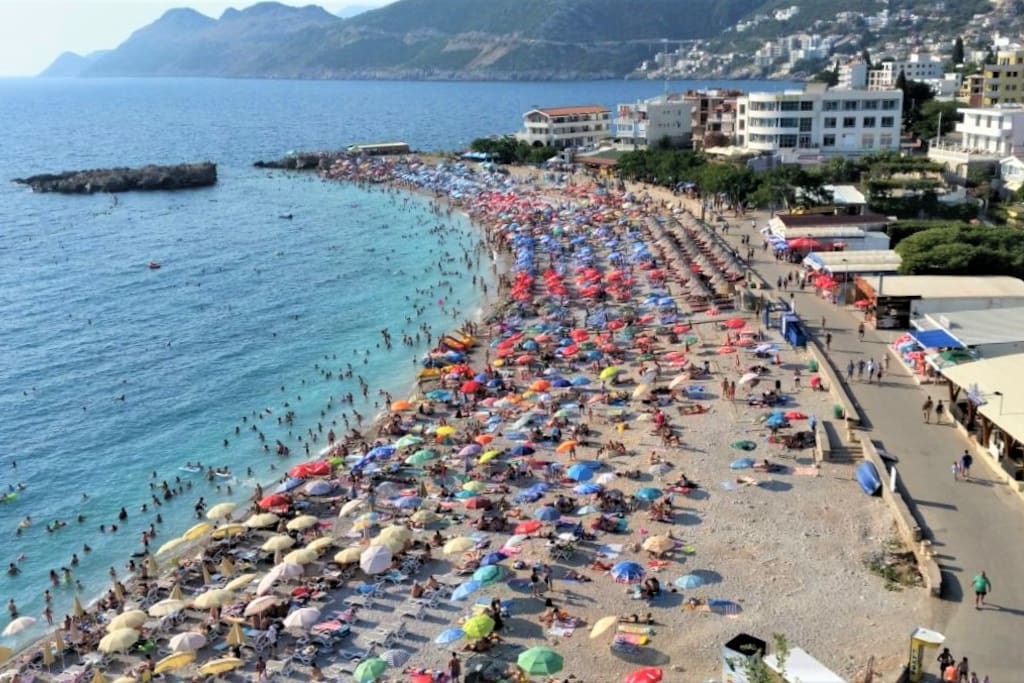 3х-этажный дом с апартаментами в местечке Добра Вода