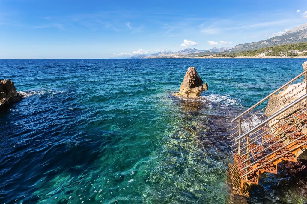 Вилла с бассейном у самого моря в местечке Утеха