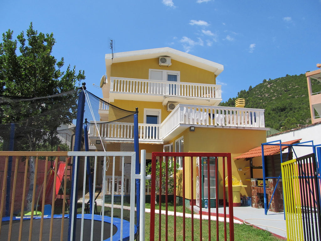 Дом с апартаментами, детской площадкой и кафе в местечке Сутоморе