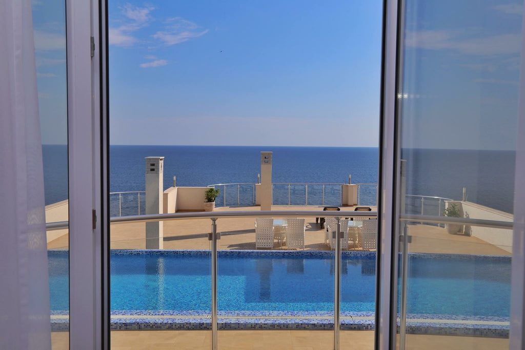 Новые апартаменты с панорамным видом на море в комплексе с бассейном, первая линия