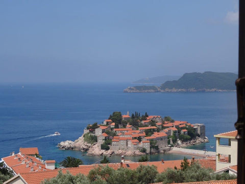 Квартира с видом на море и главную достопримечательность Черногории, Святой Стефан