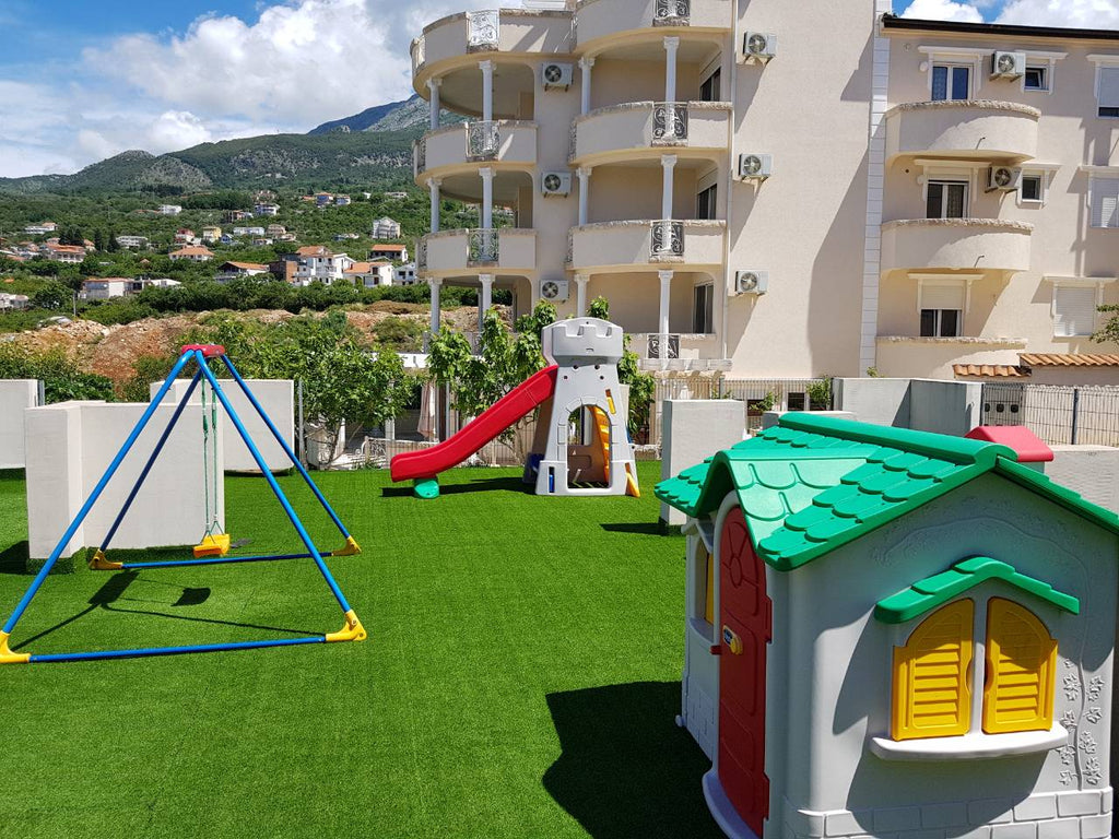 Новый комплекс (апартаменты+отдельная вилла) с детским и взрослым бассейнами, зонами отдыха, детской площадкой.