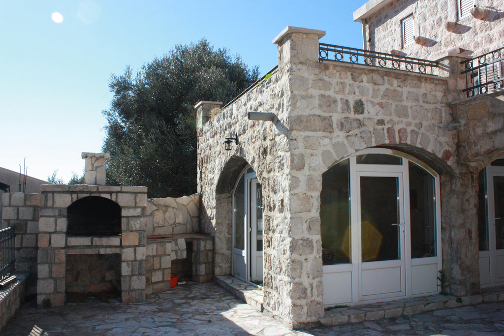 Каменный дом с помещением для ресторана в посёлке Режевичи