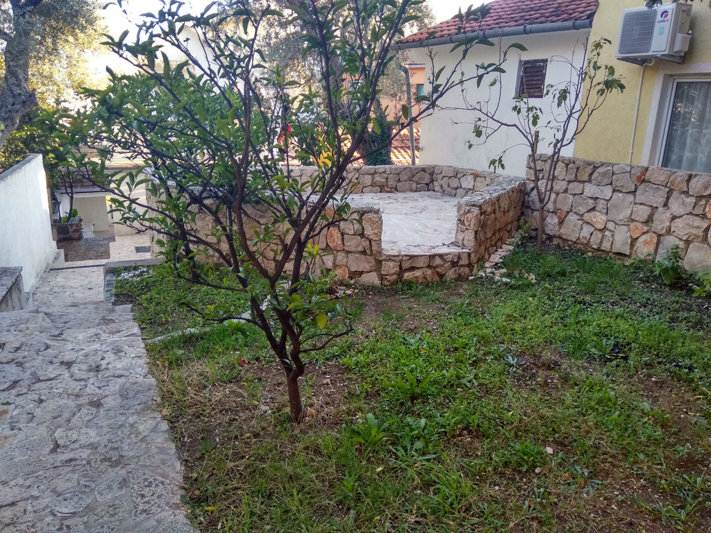 Дом с уютным двориком и зоной барбекю в г.Бар, Шушань