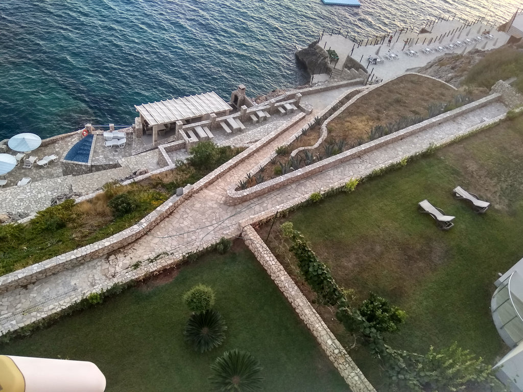 Новые апартаменты с панорамным видом на море в комплексе с бассейном, первая линия