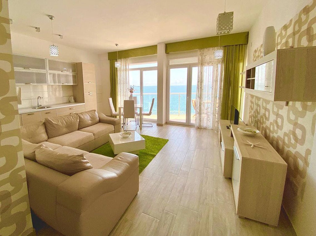 Новые квартиры с панорамным видом на море в комплексе с бассейном и собственным пляжем