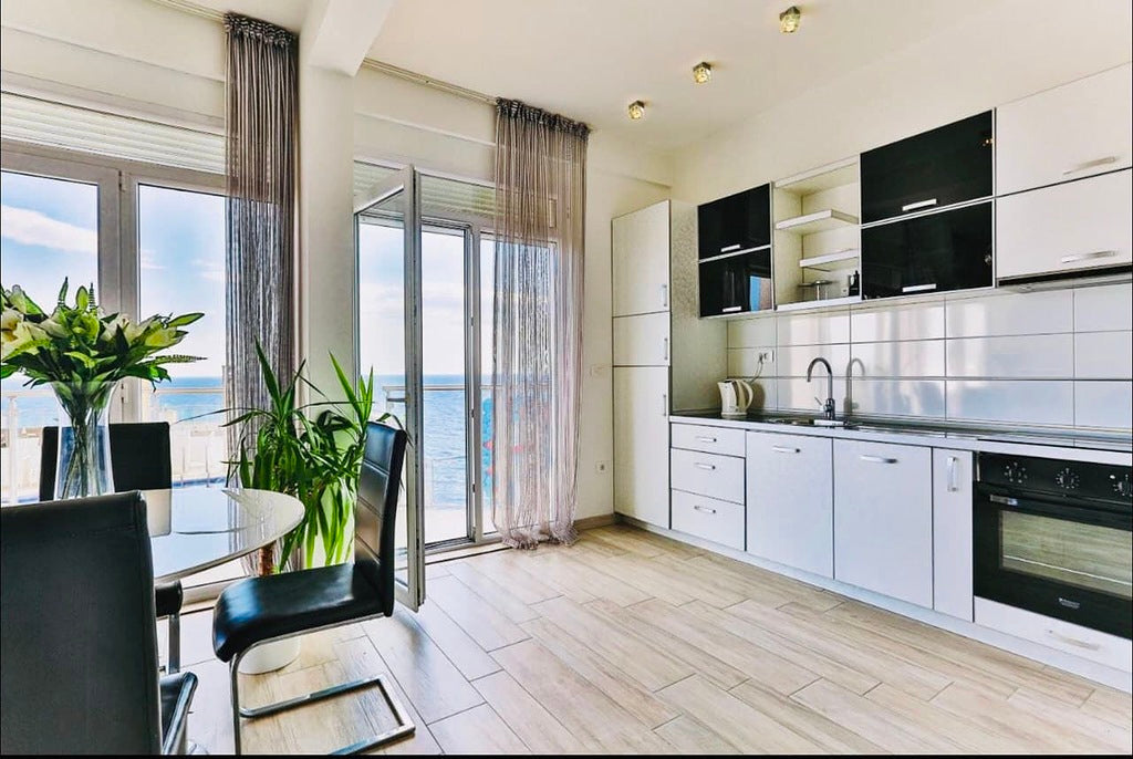 Новые квартиры с панорамным видом на море в комплексе с бассейном и собственным пляжем