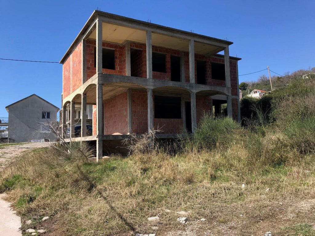 Недостроенный дом с видом на море в Баре